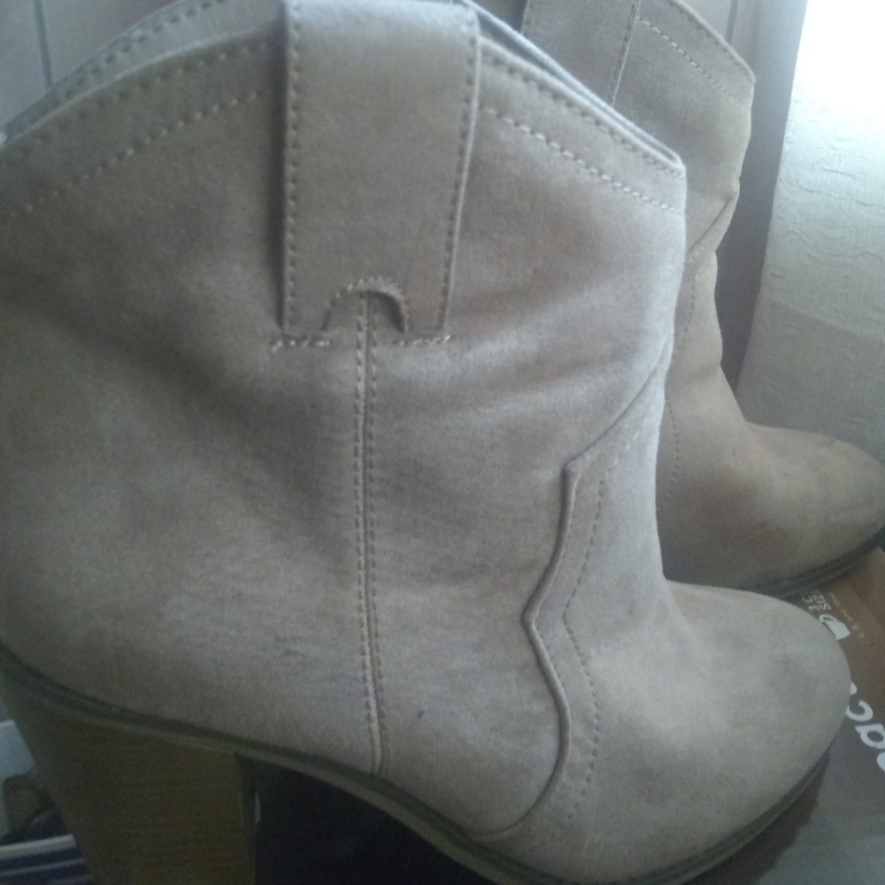 Boots - Picture 2 of 3